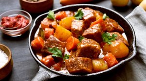 Ensopado de carne com cenoura e batata (Imagem: Tatiana Volgutova | Shutterstock)