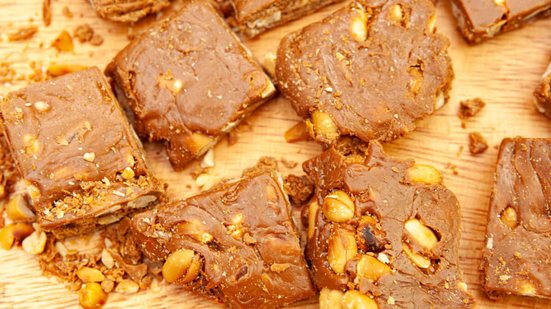 Pé-de-moleque com chocolate (Imagem: Sergio Yoneda | Shutterstock)