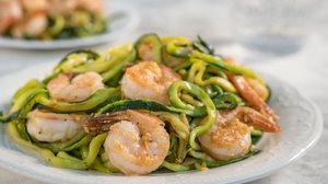 Espaguete de abobrinha com camarão (Imagem: Elena Shashkina | Shutterstock)