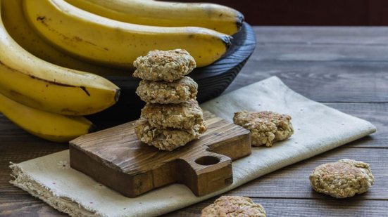 Biscoito de aveia com banana (Imagem: Alieva Liubov | Shutterstock)