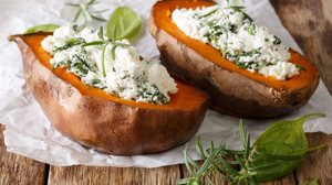 Batata-doce recheada com queijo feta e espinafre (Imagem: AS Foodstudio | Shutterstock)