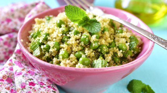 Salada de quinoa com ervilha e hortelã (Imagem: Liliya Kandrashevich | Shutterstock)