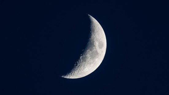 Os rituais realizados durante a Lua Minguante podem funcionar como práticas de autocuidado, organização e intenção (Imagem: makasana photo | Shutterstock)