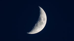 Os rituais realizados durante a Lua Minguante podem funcionar como práticas de autocuidado, organização e intenção (Imagem: makasana photo | Shutterstock)