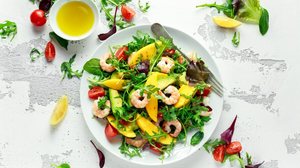 Salada verde com camarão e abacate (Imagem: DronG | Shutterstock)