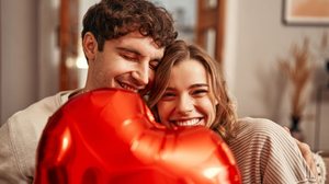 Cada signo tem uma forma única de demonstrar amor (Imagem: ORION PRODUCTION | Shutterstock)