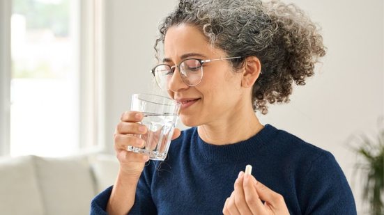Suplementos evitam deficiências nutricionais após os quarenta anos e mantêm o bem-estar do corpo (Imagem: insta_photos | Shutterstock)