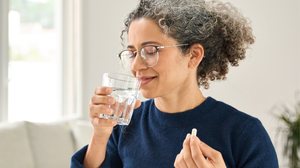 Suplementos evitam deficiências nutricionais após os quarenta anos e mantêm o bem-estar do corpo (Imagem: insta_photos | Shutterstock)