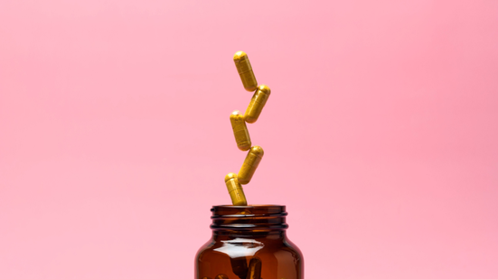Os suplementos oferecem benefícios importantes para o funcionamento do sistema imunológico (Imagem: SOLDATOOFF | Shutterstock)