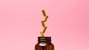 Os suplementos oferecem benefícios importantes para o funcionamento do sistema imunológico (Imagem: SOLDATOOFF | Shutterstock)