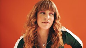 Beleza traz de volta o brilho, a irreverência e a despreocupação estética dos anos 2000 (Imagem: Jacob Lund | Shutterstock)