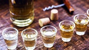 Mais do que um ingrediente para coquetéis, o destilado vem sendo valorizado pela capacidade de harmonizar com diferentes tipos de alimentos (Imagem: RHJPhtotos | Shutterstock)