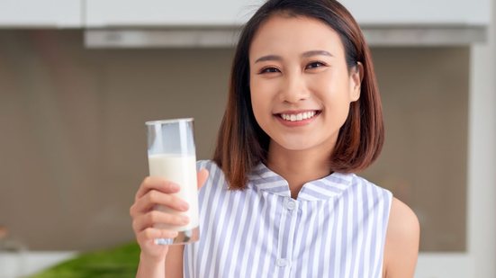 Há uma grande variedade de tipos de leite e diferentes formas de incluir a bebida na dieta (Imagem: Makistock | Shutterstock)