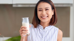 Há uma grande variedade de tipos de leite e diferentes formas de incluir a bebida na dieta (Imagem: Makistock | Shutterstock)