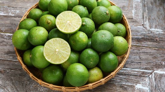 O limão é um ingrediente indispensável na cozinha (Imagem: preecha2531 | Shutterstock)