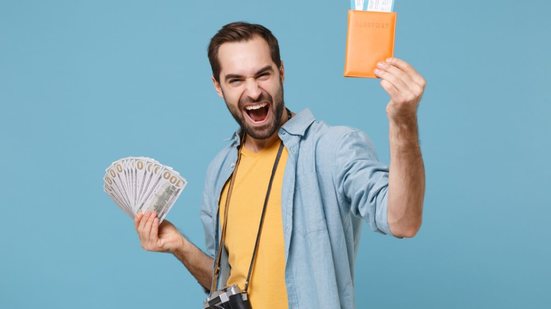 Com a baixa do dólar, este é o momento ideal para economizar na viagem (Imagem: ViDI Studio | Shutterstock)