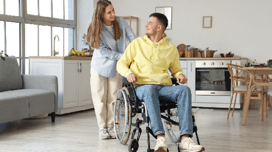 Mudanças na rotina e no ambiente podem facilitar os cuidados com pessoas com mobilidade reduzida (Imagem: Pixel-Shot | Shutterstock)