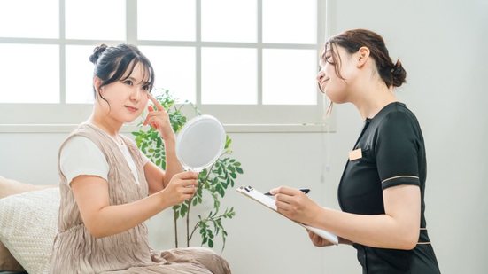 Antes de qualquer intervenção estética, avaliar o contexto emocional e as expectativas pode evitar frustrações (Imagem: buritora | Shutterstock)