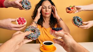 As substâncias de alguns alimentos podem causar crises de enxaqueca (Imagem: Krakenimages.com | Shutterstock)