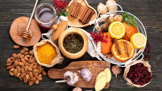 A escolha dos alimentos certos pode fazer a diferença no sistema imunológico (Imagem: Tatjana Baibakova | Shutterstock)