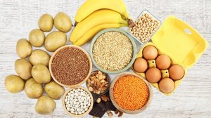 A alimentação desempenha um papel decisivo na manutenção da energia ao longo do dia (Imagem: New Africa | Shutterstock)