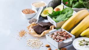 Uma alimentação equilibrada pode reduzir irritabilidade, ansiedade e fadiga (Imagem: Antonina Vlasova | Shutterstock)