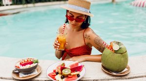 Manter uma alimentação balanceada durante o verão fortalece a imunidade e garante o bem-estar do corpo (Imagem: Svitlana Sokolova | Shutterstock)