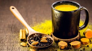 Golden milk com cúrcuma (Imagem: RHJPhtotos | Shutterstock)