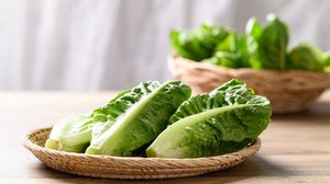 A alface é um alimento versátil e promove a saúde física e mental (Imagem: Nungning20 | Shutterstock)