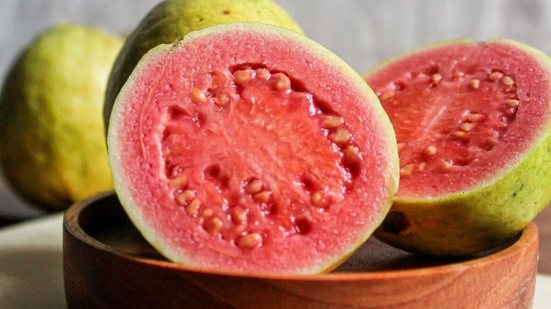 A goiaba é rica em vitaminas e nutrientes essenciais (Imagem: Muklis_7 | Shutterstock)