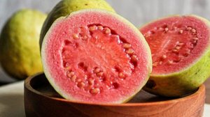 A goiaba é rica em vitaminas e nutrientes essenciais (Imagem: Muklis_7 | Shutterstock)