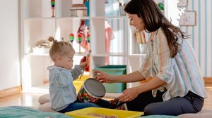 Musicoterapia ajuda a estimular habilidades importantes nas crianças (Imagem: Lordn | Shutterstock)