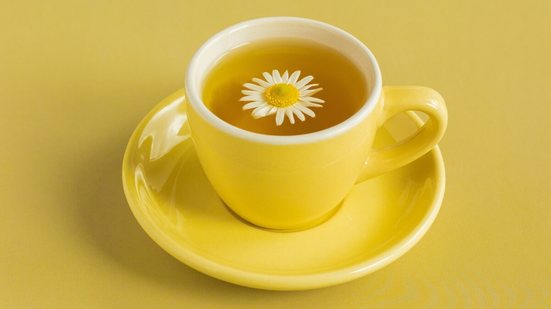 As propriedades medicinais do chá de camomila beneficiam a saúde geral do corpo (Imagem: Anna Zefirova | Shutterstock)