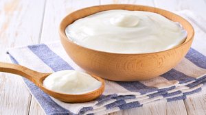 O iogurte natural é rico em nutrientes essenciais (Imagem: itor | Shutterstock)