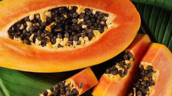 Os nutrientes do mamão combatem a prisão de ventre e previnem doenças (Imagem: Inna Dodor | Shutterstock)
