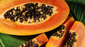 Os nutrientes do mamão combatem a prisão de ventre e previnem doenças (Imagem: Inna Dodor | Shutterstock)