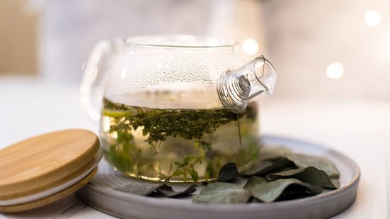 Chá respiratório com tomilho, hortelã e eucalipto (Imagem: AnnieBrusnika | Shutterstock)