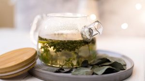 Chá respiratório com tomilho, hortelã e eucalipto (Imagem: AnnieBrusnika | Shutterstock)