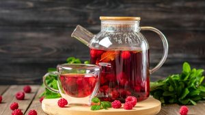 Chá de hibisco com framboesa e hortelã (Imagem: Marina Rich | Shutterstock)