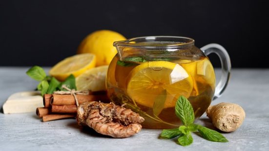 Chá termogênico de gengibre com limão-siciliano (Imagem: Egoreichenkov Evgenii | Shutterstock)