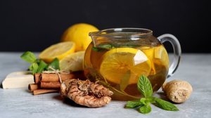 Chá termogênico de gengibre com limão-siciliano (Imagem: Egoreichenkov Evgenii | Shutterstock)