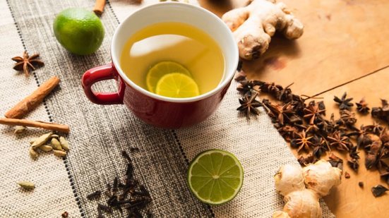 Chá verde com limão e especiarias (Imagem: 3 Dias Fotografia | Shutterstock)