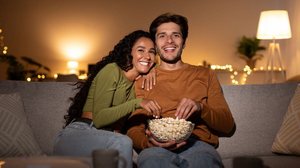 Filmes de comédia romântica são perfeitos para assistir com a pessoa amada no Dia dos Namorados (Imagem; Prostock-studio | Shutterstock)