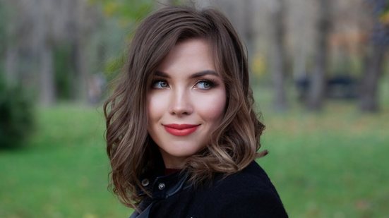 A tendência é apostar em cortes e cores versáteis, que podem ser usados de diferentes formas e que valorizam o movimento (Imagem: MillaF | Shutterstock)