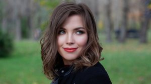 A tendência é apostar em cortes e cores versáteis, que podem ser usados de diferentes formas e que valorizam o movimento (Imagem: MillaF | Shutterstock)