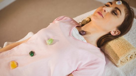 Cristais oferecem relaxamento e paz para o sono (Imagem: wavebreakmedia | Shutterstock)