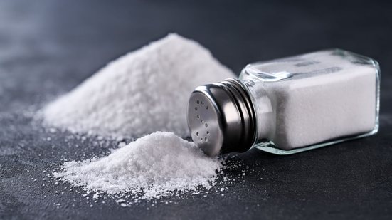 Uso excessivo de sal está associado ao aumento da pressão arterial, sobrecarga dos rins e maior risco de infarto (Imagem: itor | Shutterstock)