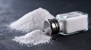 Uso excessivo de sal está associado ao aumento da pressão arterial, sobrecarga dos rins e maior risco de infarto (Imagem: itor | Shutterstock)