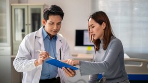 A segurança deve ser prioridade para a realização de uma cirurgia plástica (Imagem: Wasana Kunpol | Shutterstock)