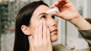 Hábitos simples evitam que os olhos sejam afetados pelo clima seco do inverno (Imagem: Rabizo Anatolii | Shutterstock)